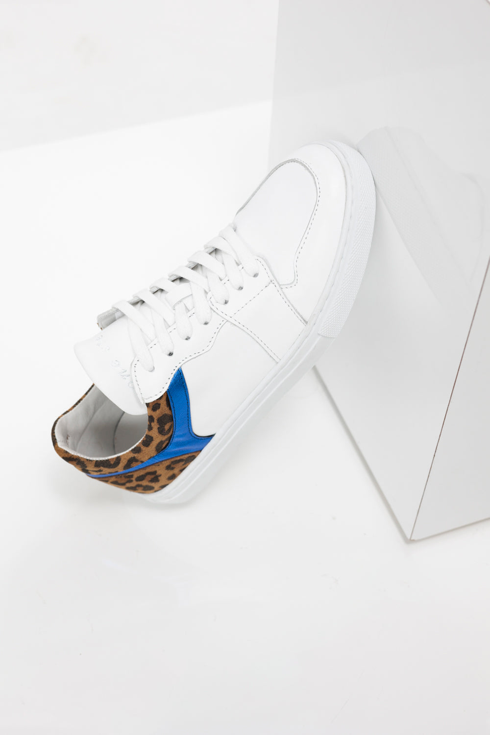 O.OLIVIA - Sneakers basses blanches en cuir avec découpes bleu métallisé et motif léopard
