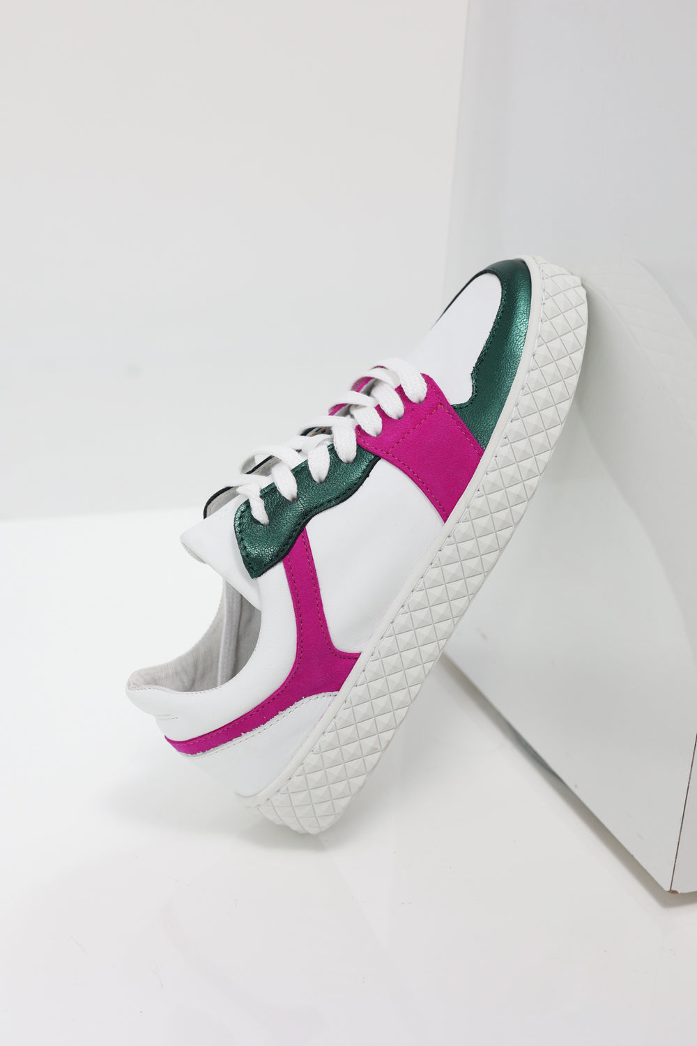 O.LIMBO - Sneakers basses blanches en cuir avec découpes vert métallisé et violine