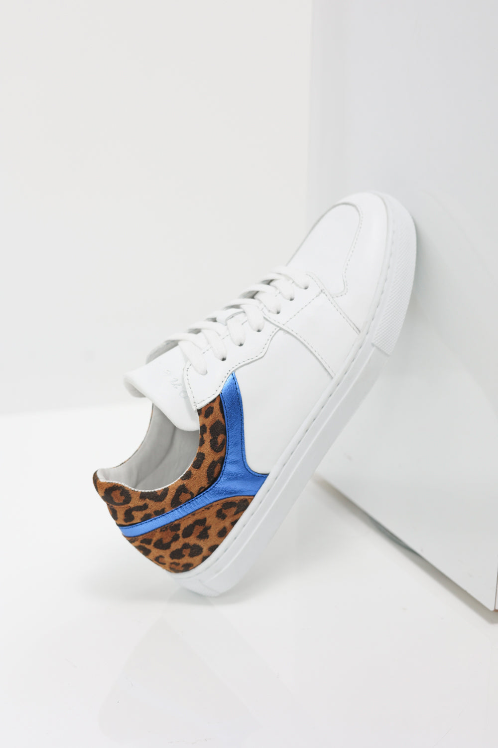 O.OLIVIA - Sneakers basses blanches en cuir avec découpes bleu métallisé et motif léopard