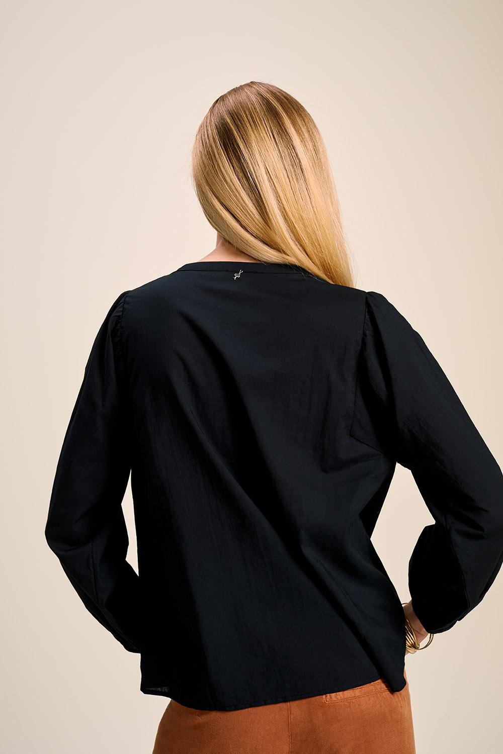 COLL - Blouse noire avec plis cousus et broderies placées