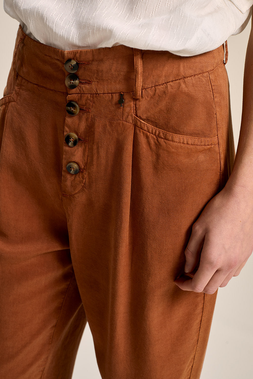 PLUTON - Pantalon droit camel avec boutons apparents