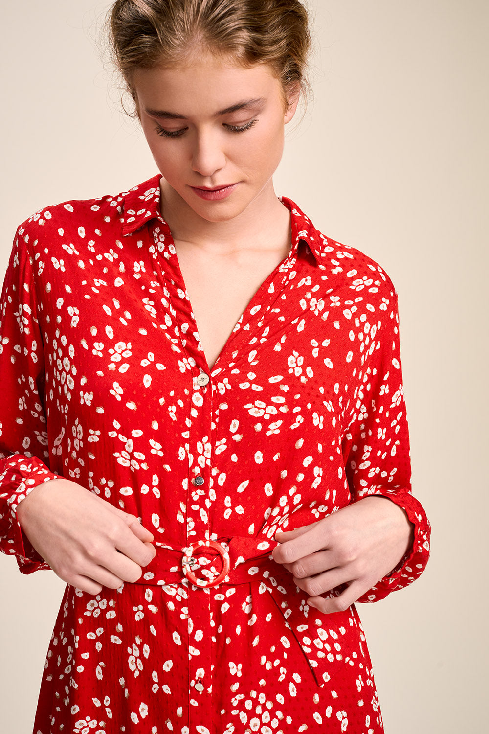 REGATE - Robe chemise midi cerise à imprimé fleurs abstraites