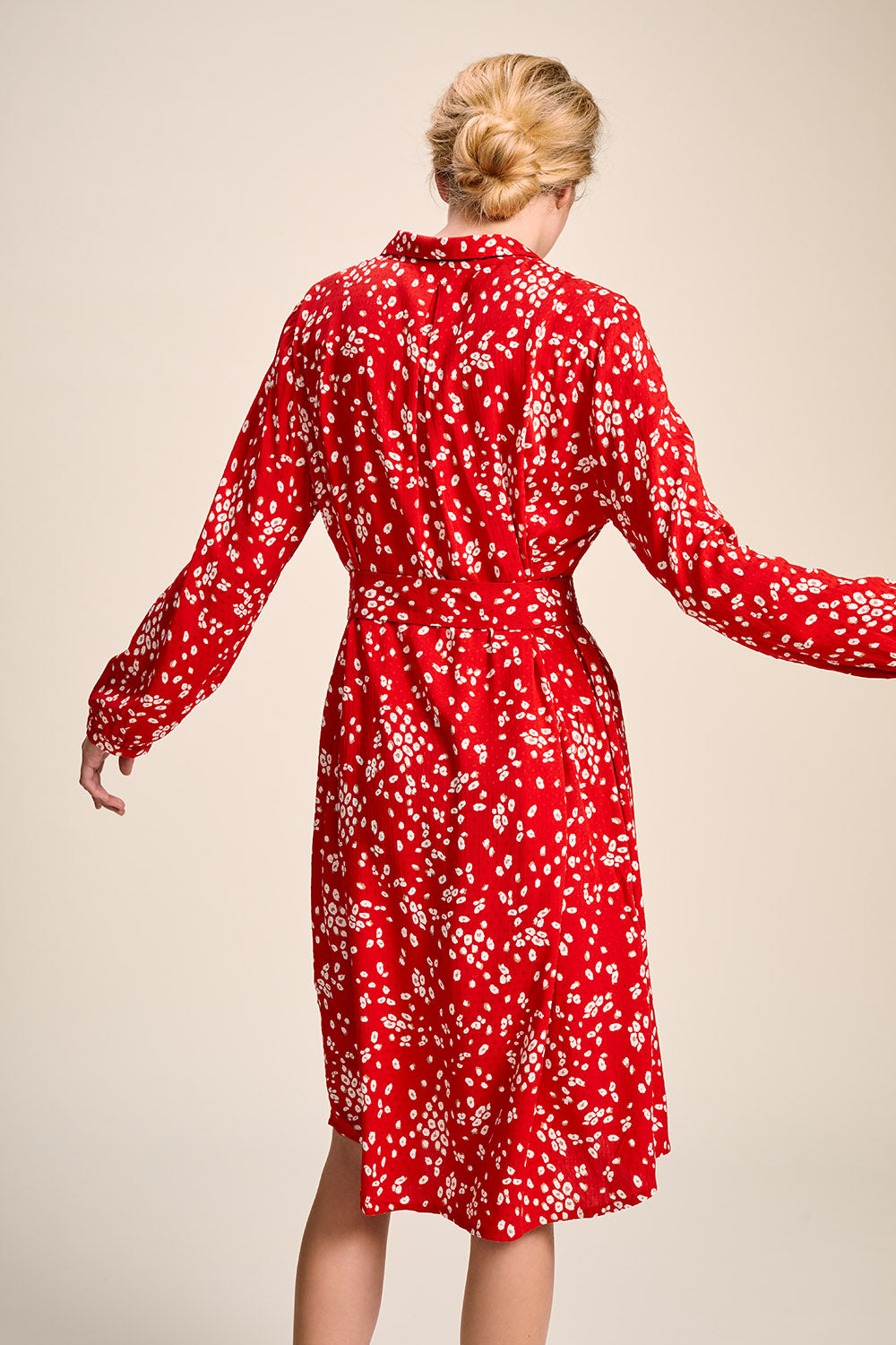 REGATE - Robe chemise midi cerise à imprimé fleurs abstraites
