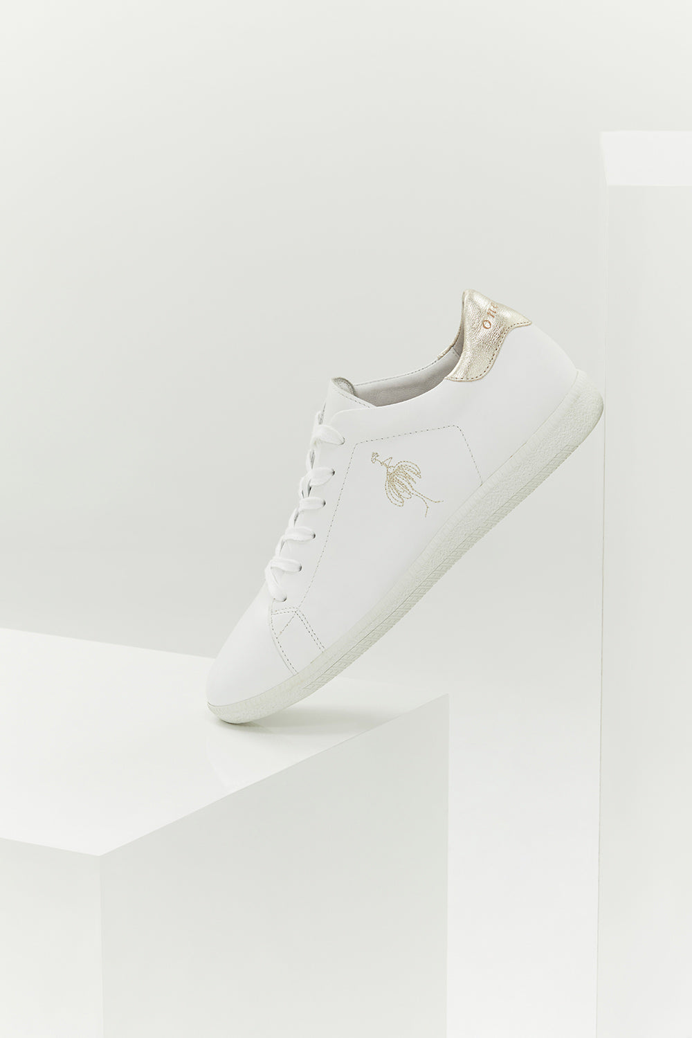 O.HAJA - Sneakers blanches et or en cuir avec danseuse brodée