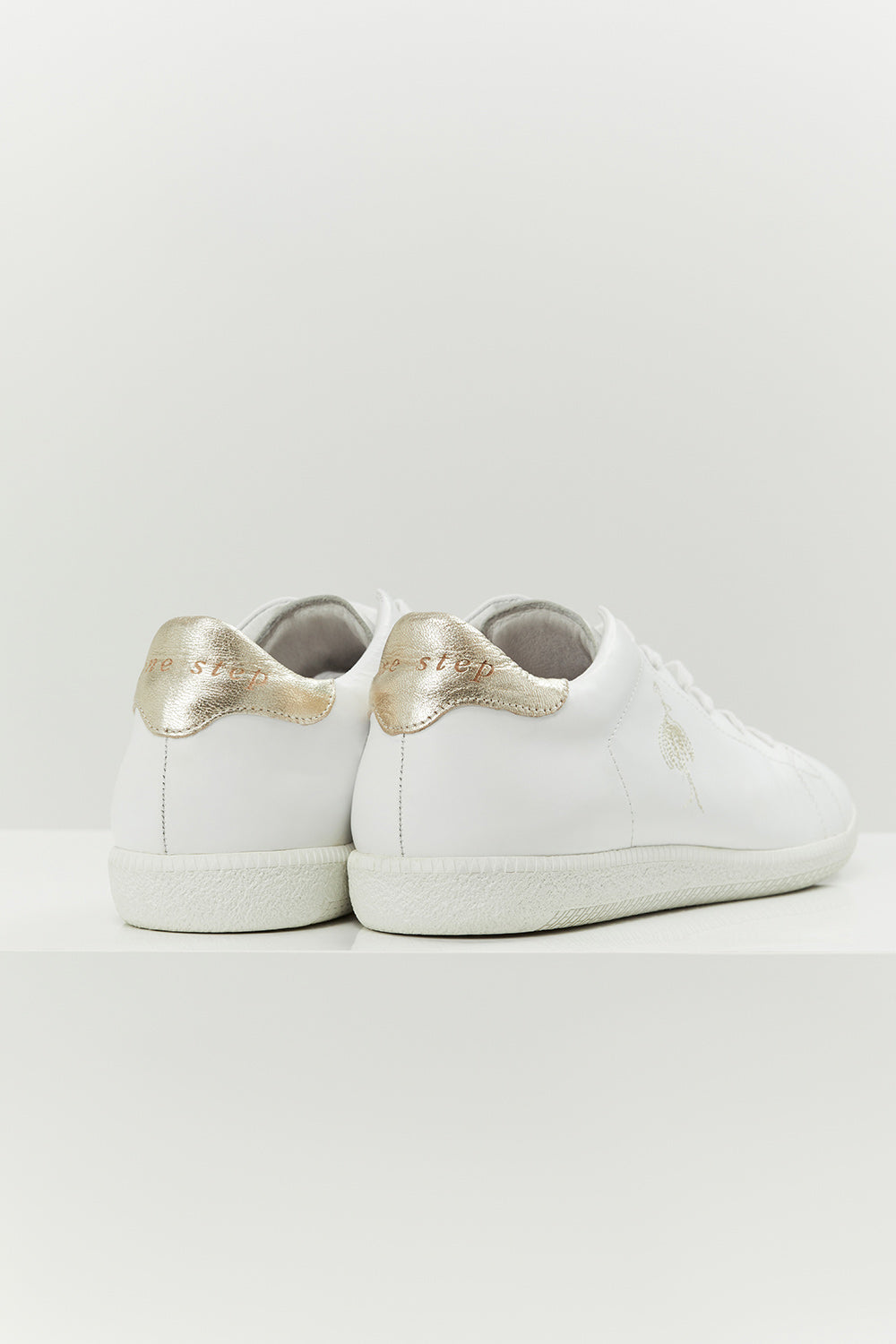 O.HAJA - Sneakers blanches et or en cuir avec danseuse brodée
