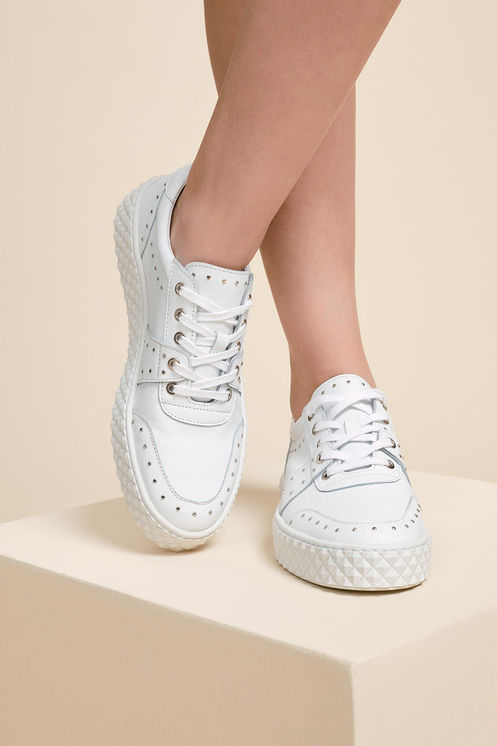 O.LELIA - Sneakers blanches en cuir clouté avec semelle facettée