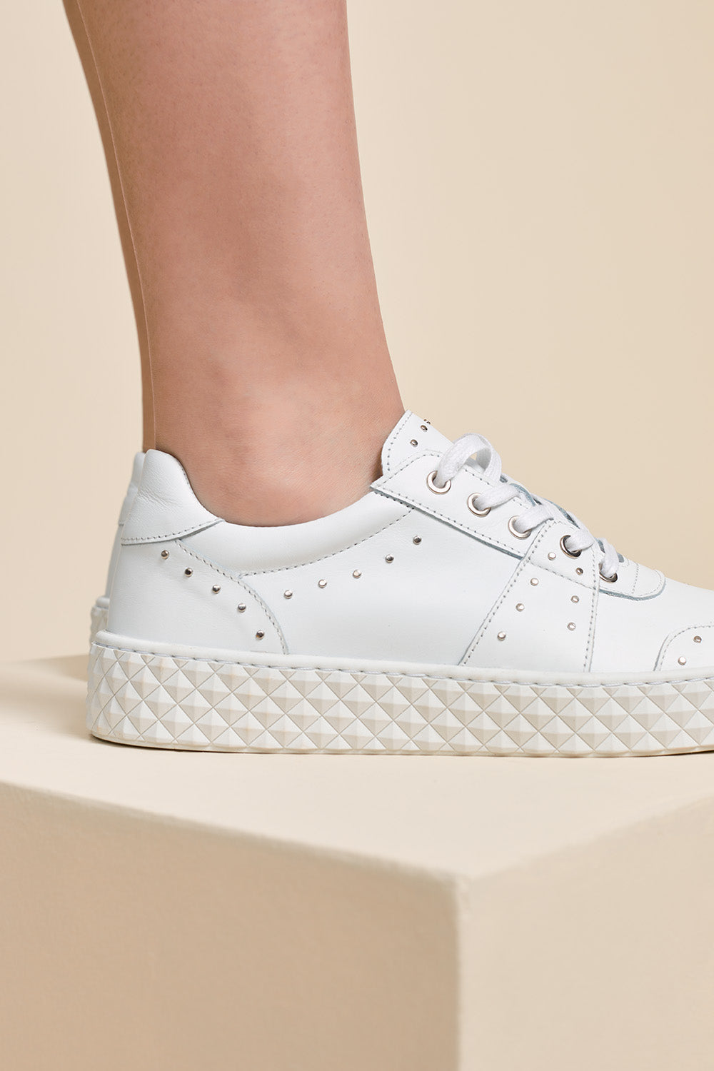 O.LELIA Sneakers blanches en cuir clout avec semelle facett e