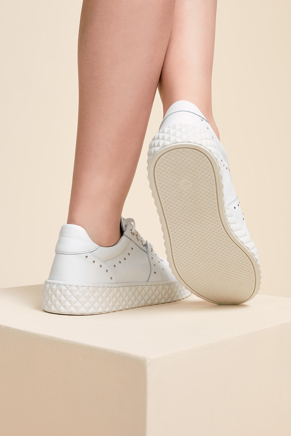 O.LELIA - Sneakers blanches en cuir clouté avec semelle facettée