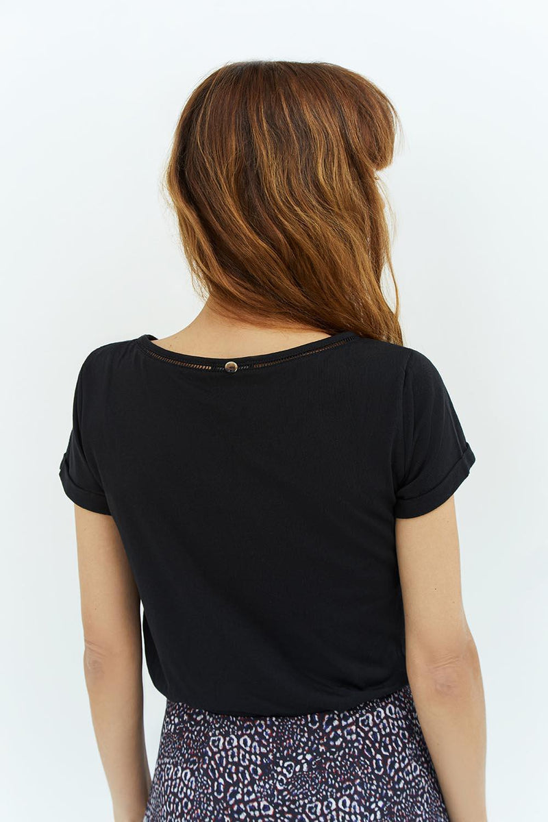 MYSTY - T-shirt noir détail jour échelle au col