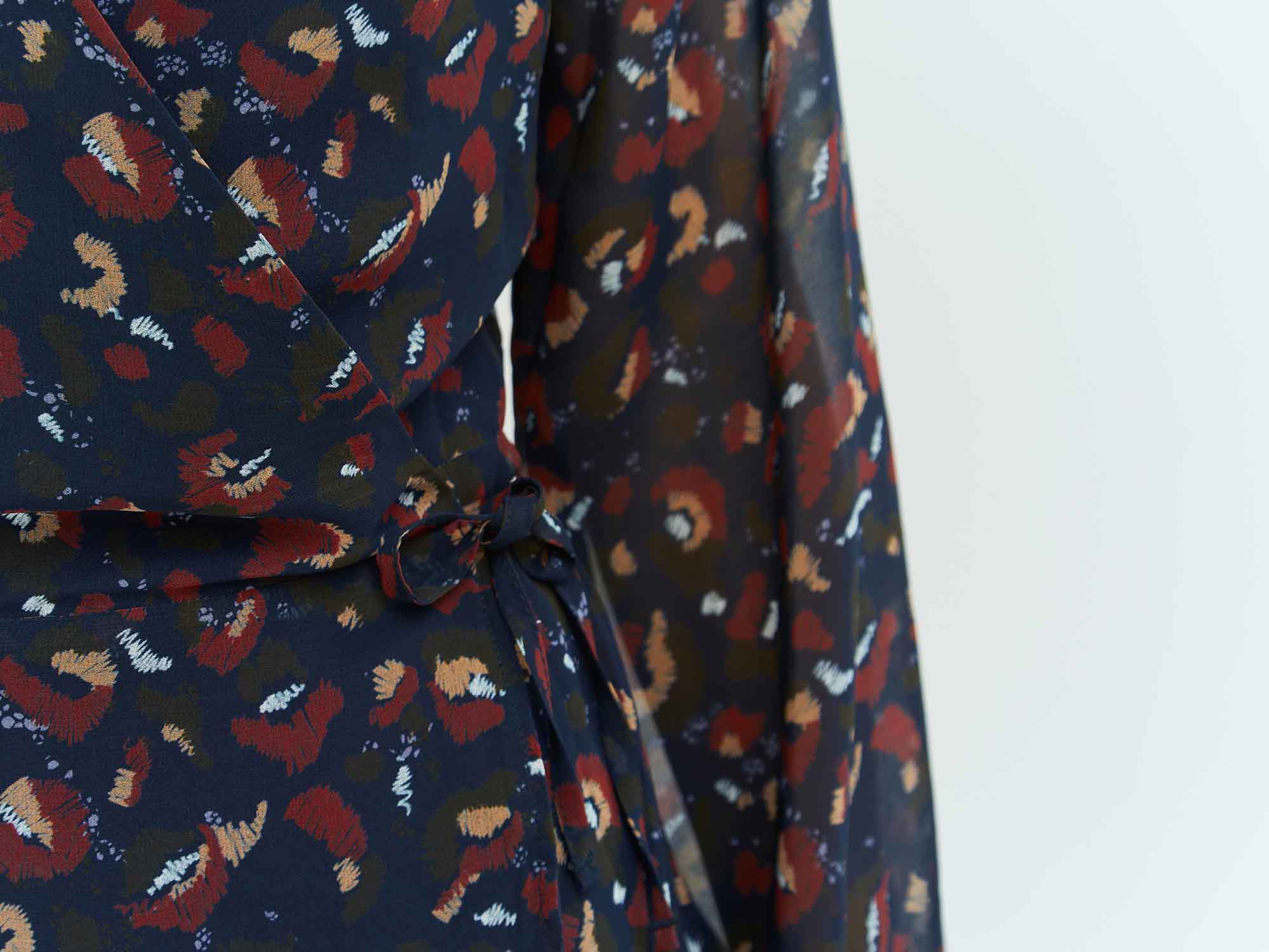 ROSALYNN - Robe portefeuille marine upcyclée à imprimé léopard arty
