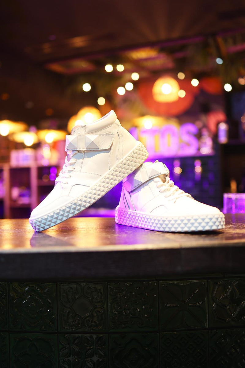 O.LELIA - Sneakers blanches en cuir clouté avec semelle facettée – One Step