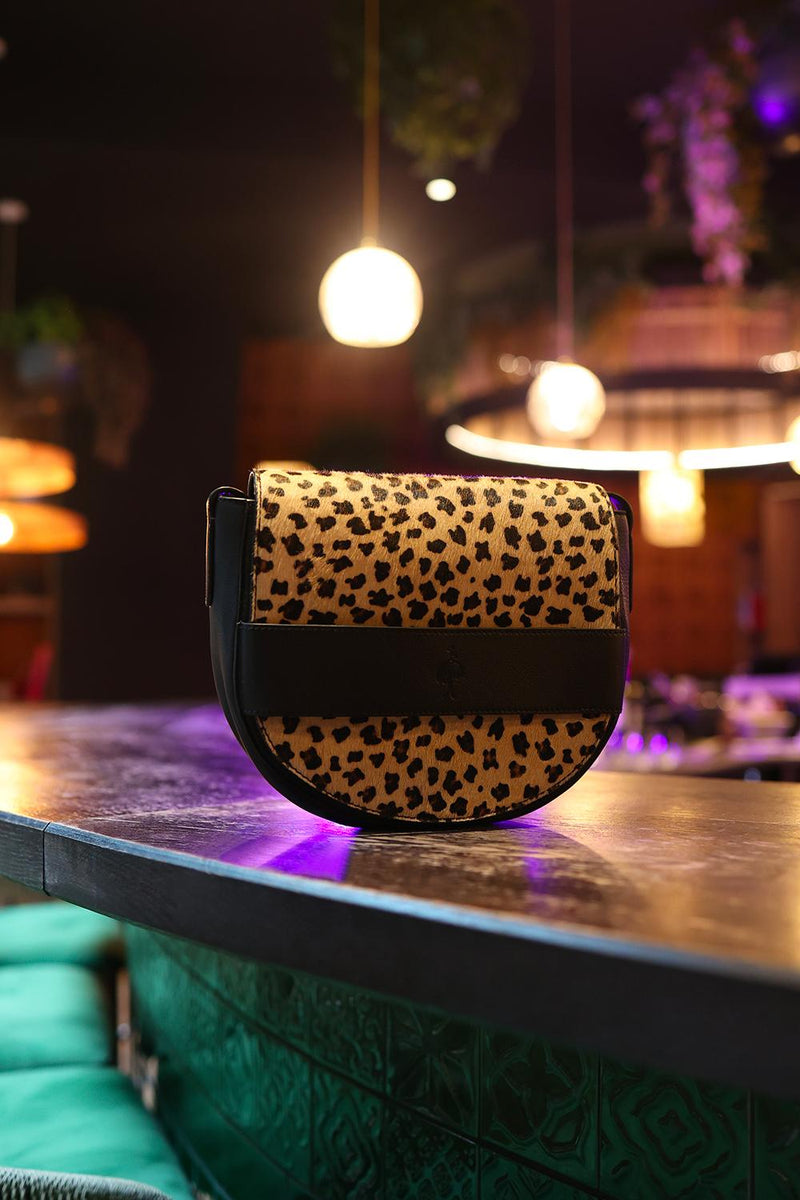 ALIBY - Sac besace noir en cuir certifié LWG Gold avec rabat léopard - petit modèle
