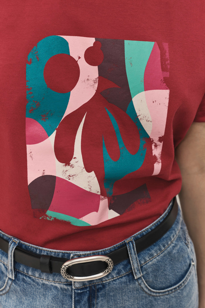 MAKI - T-shirt rouge visuel danseuse fond abstrait