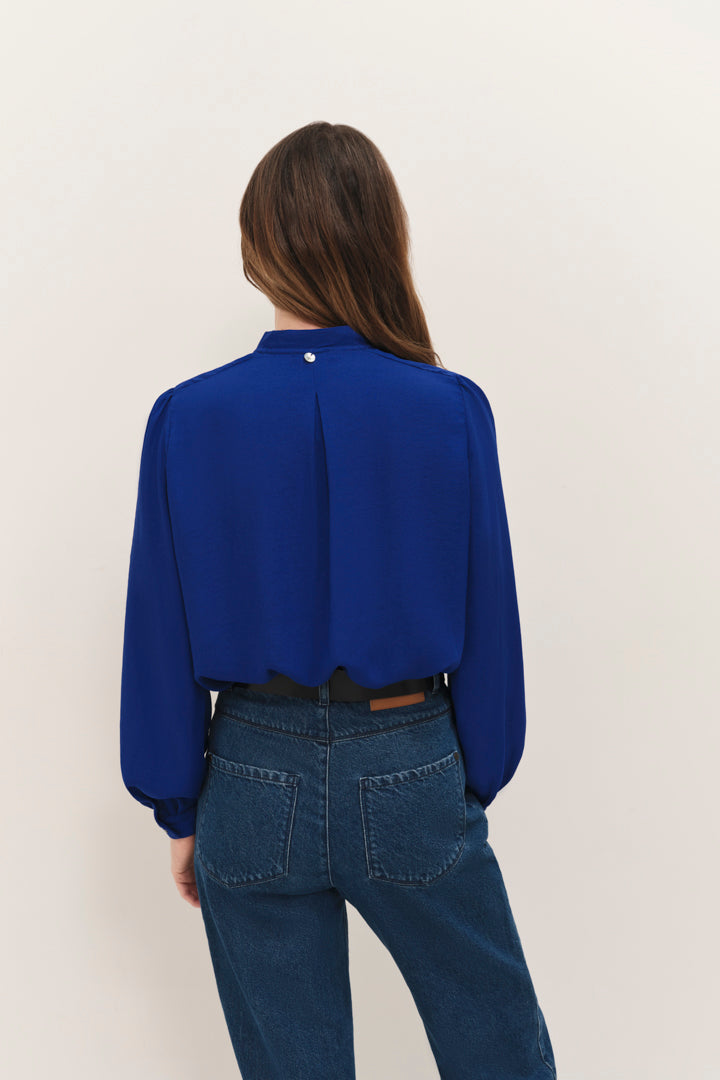 CYRILLE - Blouse saphir blue fluide à col lavallière