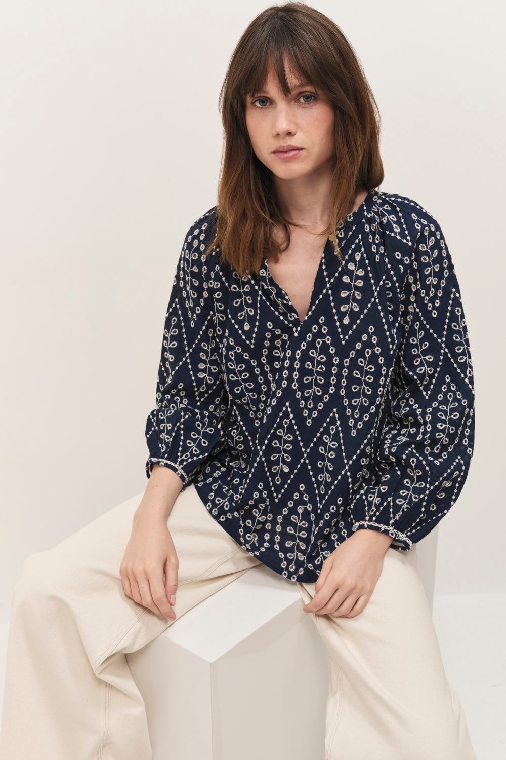 COLOMBE - Blouse marine broderies all over