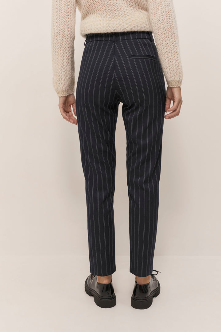 PARROT - Pantalon tapered  marine à motif rayures et boutons apparents