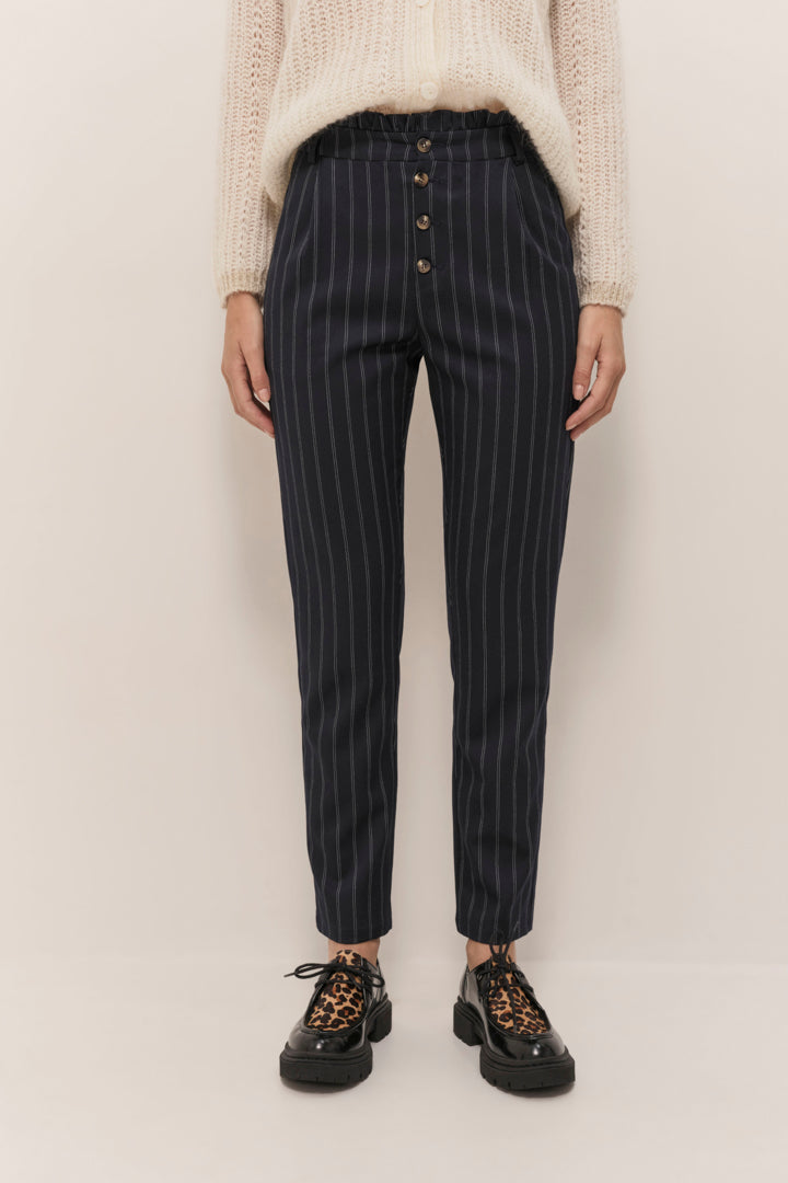 PARROT - Pantalon tapered  marine à motif rayures et boutons apparents