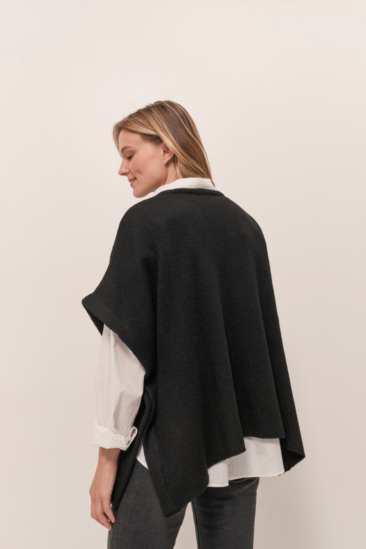 ADA  - Poncho noir tricot boutons côtés