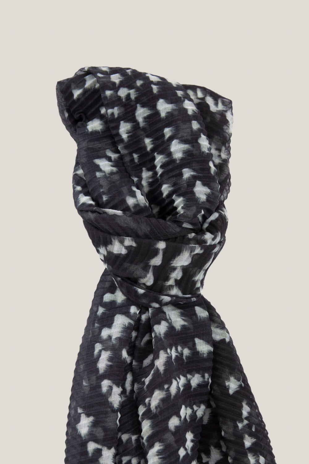 AELIS - Foulard noir plissé à imprimé optique