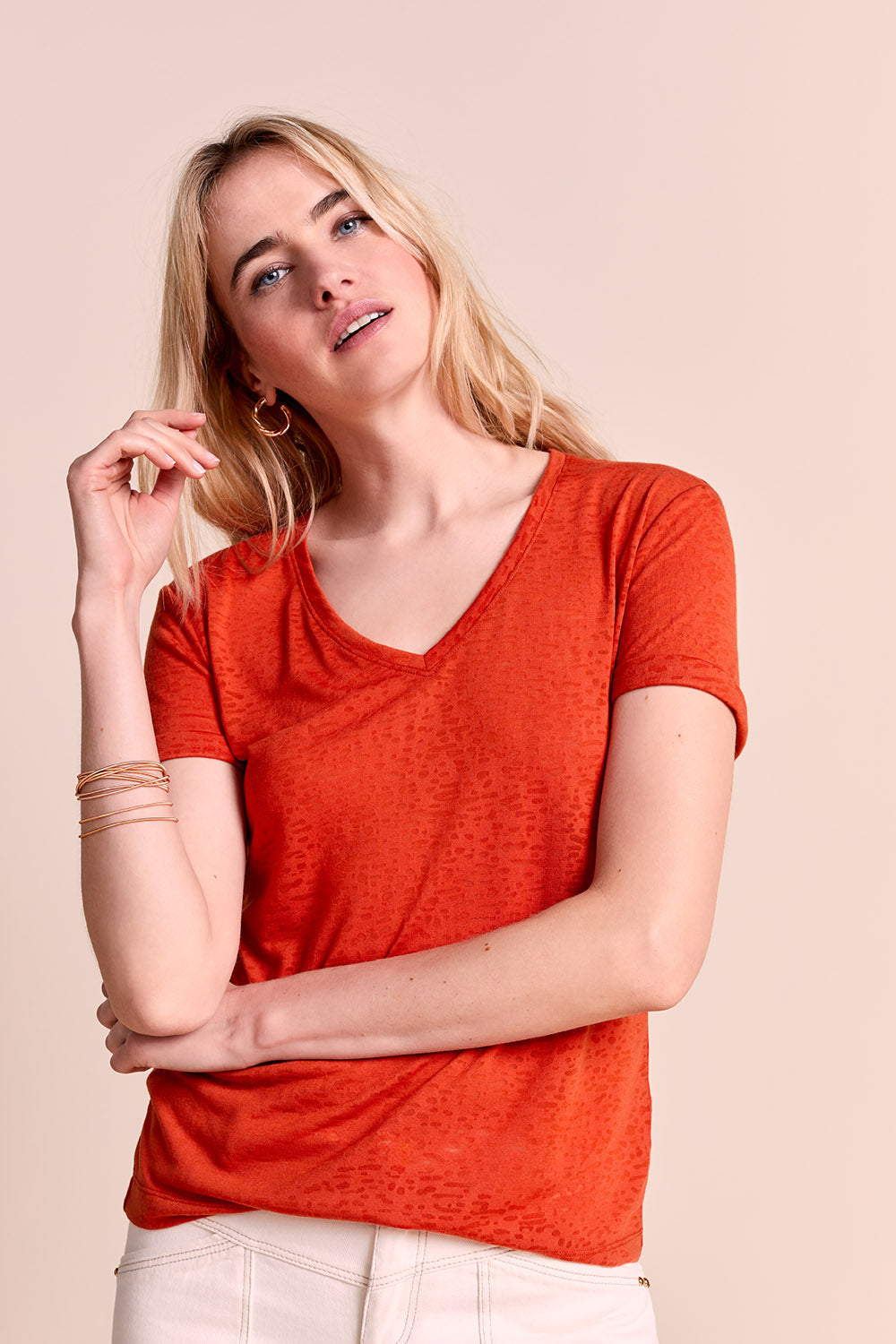 MEGGIE - T-shirt orange fluo en maille dévorée