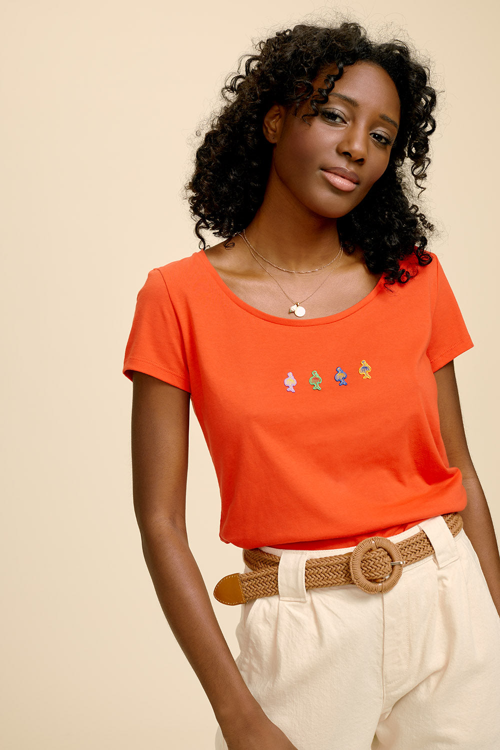 MALIA - T-shirt orange sanguine badges danseuses brodées