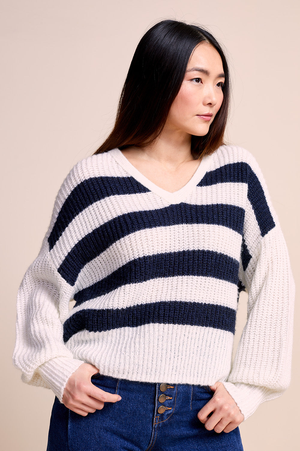 TAKUMI - Pull écru tricot à larges rayures marine