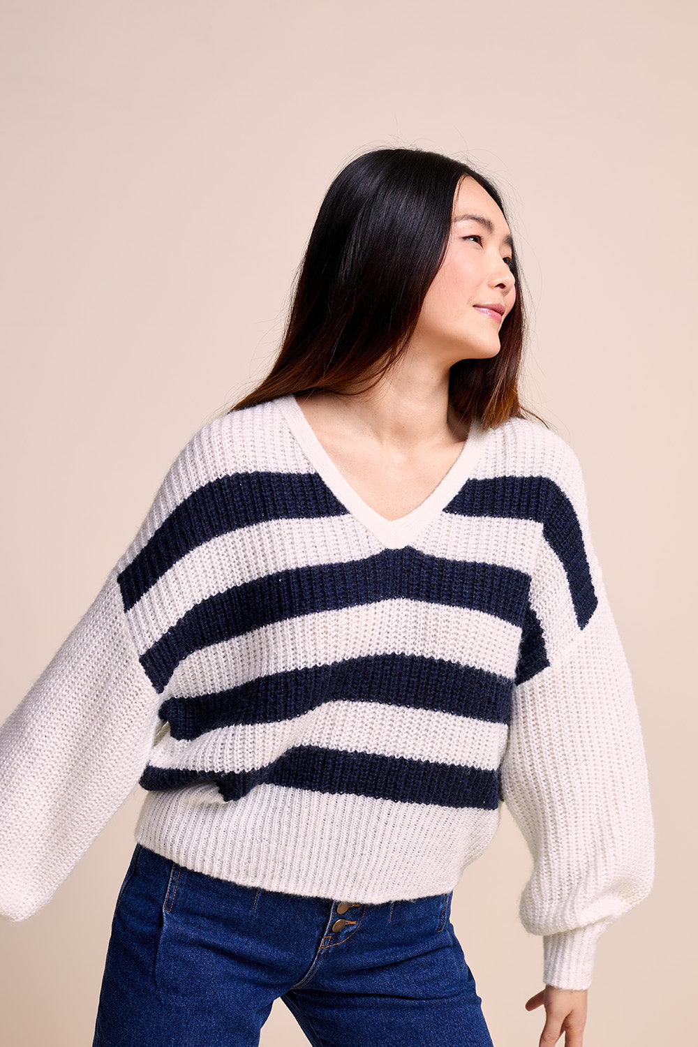 TAKUMI - Pull écru tricot à larges rayures marine