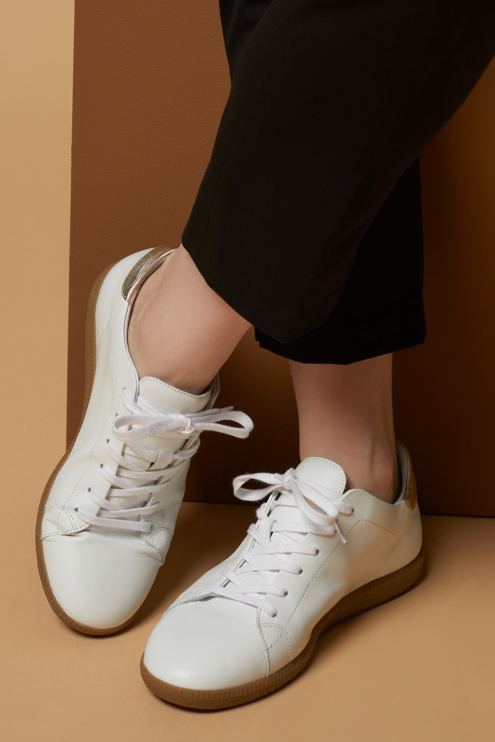 O.HAJA - Sneakers blanches et or en cuir à danseuse brodée