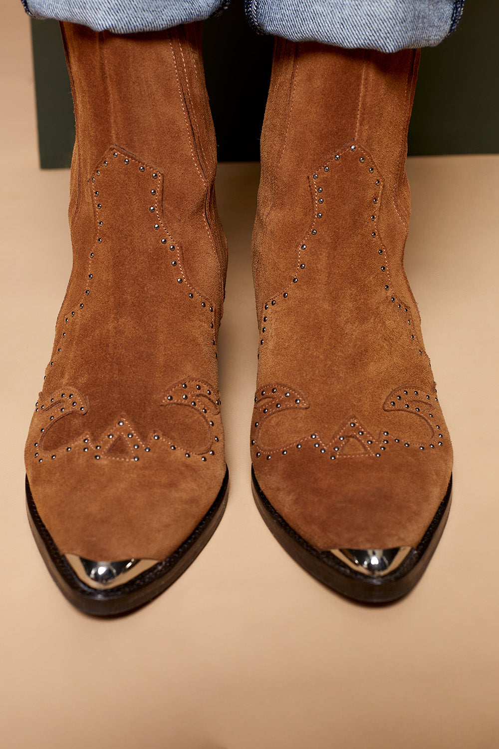 O.ALINE - Boots Western camel en cuir velours à clous