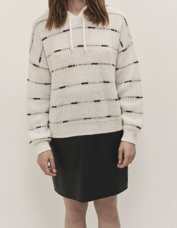 TWILL  - Pull &agrave; capuche ivoire tricot motif rayures noires-2