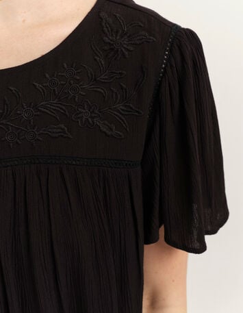 REVIA - Robe noire en cr&ecirc;pe broderies ton sur ton-4