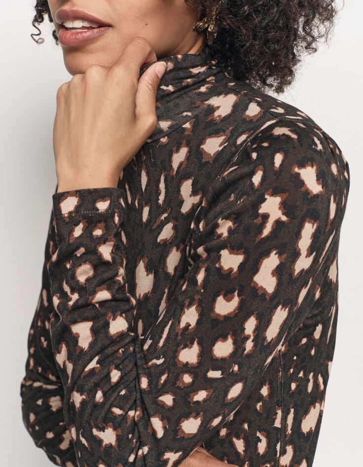MADLY - T-shirt kaki col roulé imprimé tachiste animalier-4 MADLY - T-shirt kaki col roulé imprimé tachiste animalier-4